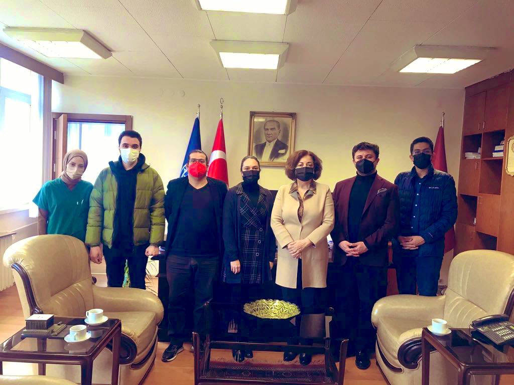 Üniversitemiz Tıp Fakültesi’nden Dr. Öğr. Üyesi Sinan Genç ve Öğr. Gör. Furkan Ergün hocalarımız, dopdolu geçen temel ilkyardım eğitiminin ardından, proje ekibi ile birlikte Dekanımız Sn. Prof. Dr. Asuman Bozkır’ı ziyaret etti. <a href="/necdetunuvar/">Necdet Ünüvar</a> <a href="/AnkaraUni/">Ankara Üniversitesi</a>