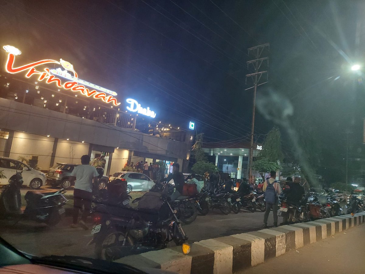 sh_paresh's tweet photo. @CollectorBhopal @bhopalcomm @dcpbpl_Traffic 
Dear Sirs 
Cycling track in Hoshangabad rd is slowly encroached upon and have recently started being used as permanent parking at many spots esp in Evening near Vrindavan Dhaba and adjoining area Pls do something as its a boon to city https://t.co/AMxv2z3x3T