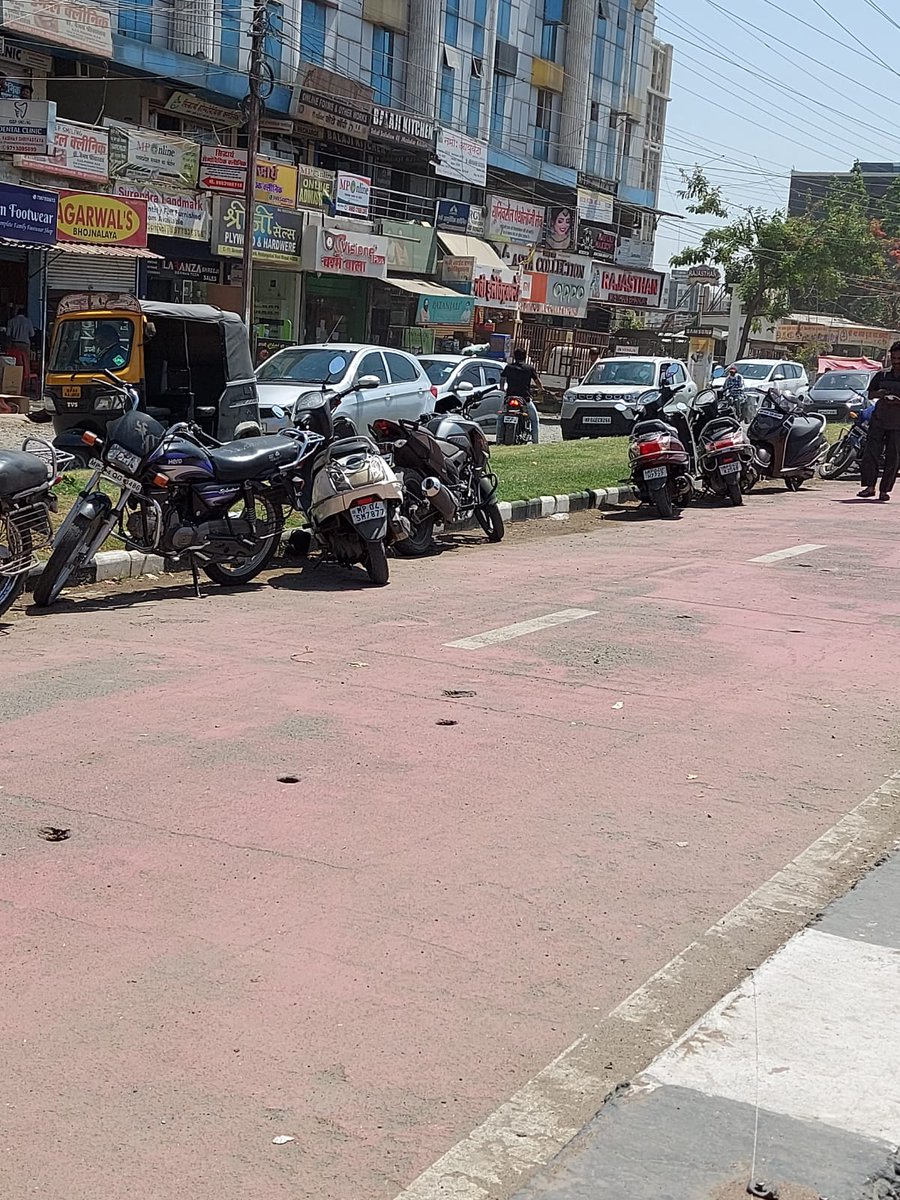 sh_paresh's tweet photo. @CollectorBhopal @bhopalcomm @dcpbpl_Traffic 
Dear Sirs 
Cycling track in Hoshangabad rd is slowly encroached upon and have recently started being used as permanent parking at many spots esp in Evening near Vrindavan Dhaba and adjoining area Pls do something as its a boon to city https://t.co/AMxv2z3x3T