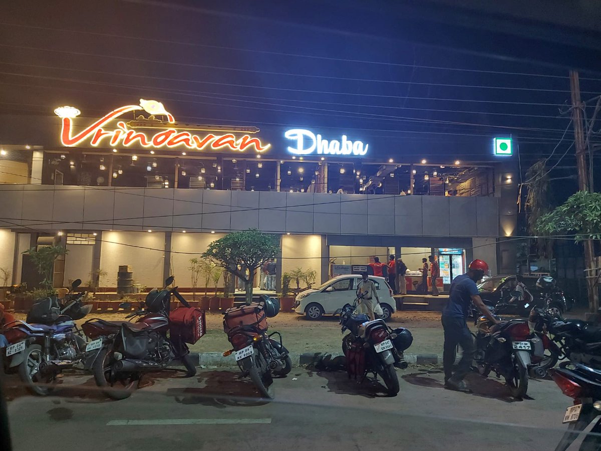 sh_paresh's tweet photo. @CollectorBhopal @bhopalcomm @dcpbpl_Traffic 
Dear Sirs 
Cycling track in Hoshangabad rd is slowly encroached upon and have recently started being used as permanent parking at many spots esp in Evening near Vrindavan Dhaba and adjoining area Pls do something as its a boon to city https://t.co/AMxv2z3x3T