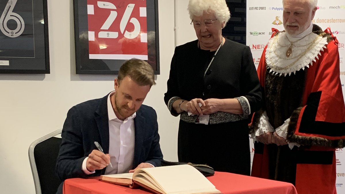 🏆 'My greatest honour' An incredibly proud moment for the legend that is @Coppinger26 as he was bestowed with the Freedom of Doncaster bit.ly/3LbDdfN #drfc