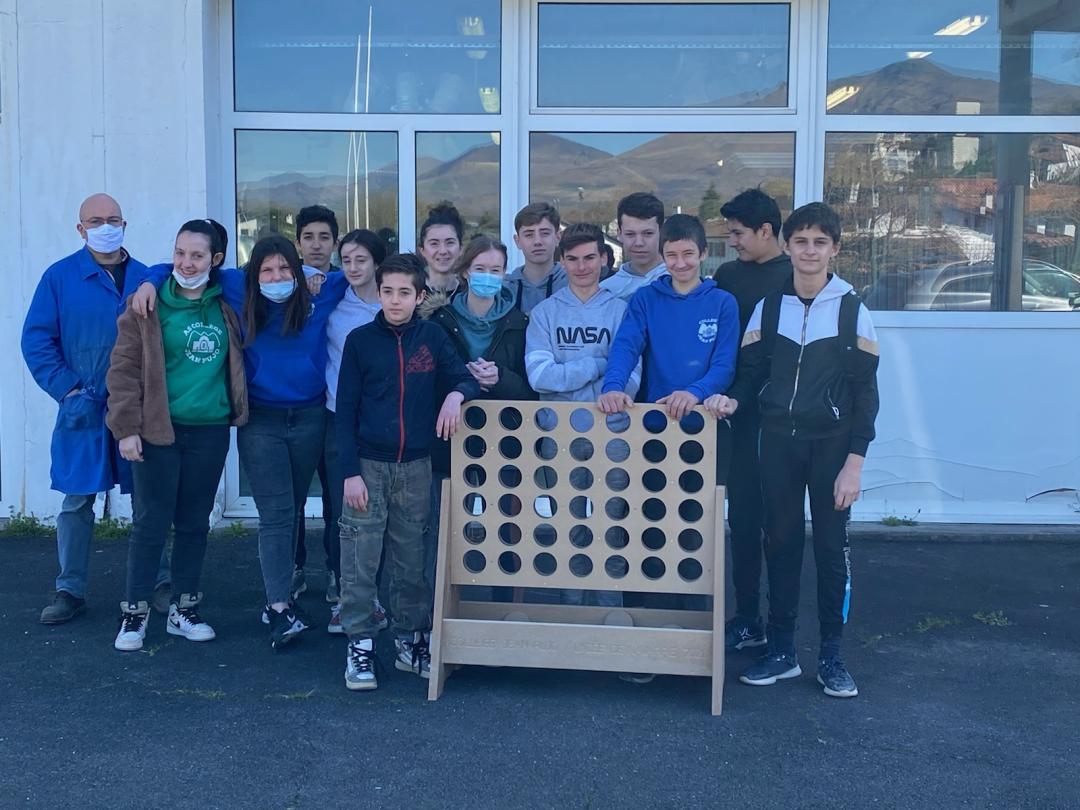 Dans le cadre des #CordeeDeLaReussite , fabrication ce matin d'un jeu de Puissance4 géant par les élèves du collège de Baigorri. Découverte des formations bois.
<a href="/AcBordeaux/">Académie de Bordeaux</a> <a href="/dsden64/">DSDEN64</a> <a href="/NvelleAquitaine/">Nouvelle-Aquitaine</a> <a href="/SaintJean64220/">Saint Jean Pied de Port</a> <a href="/cmqbois/">Campus des Métiers et des Qualifications Bois</a>