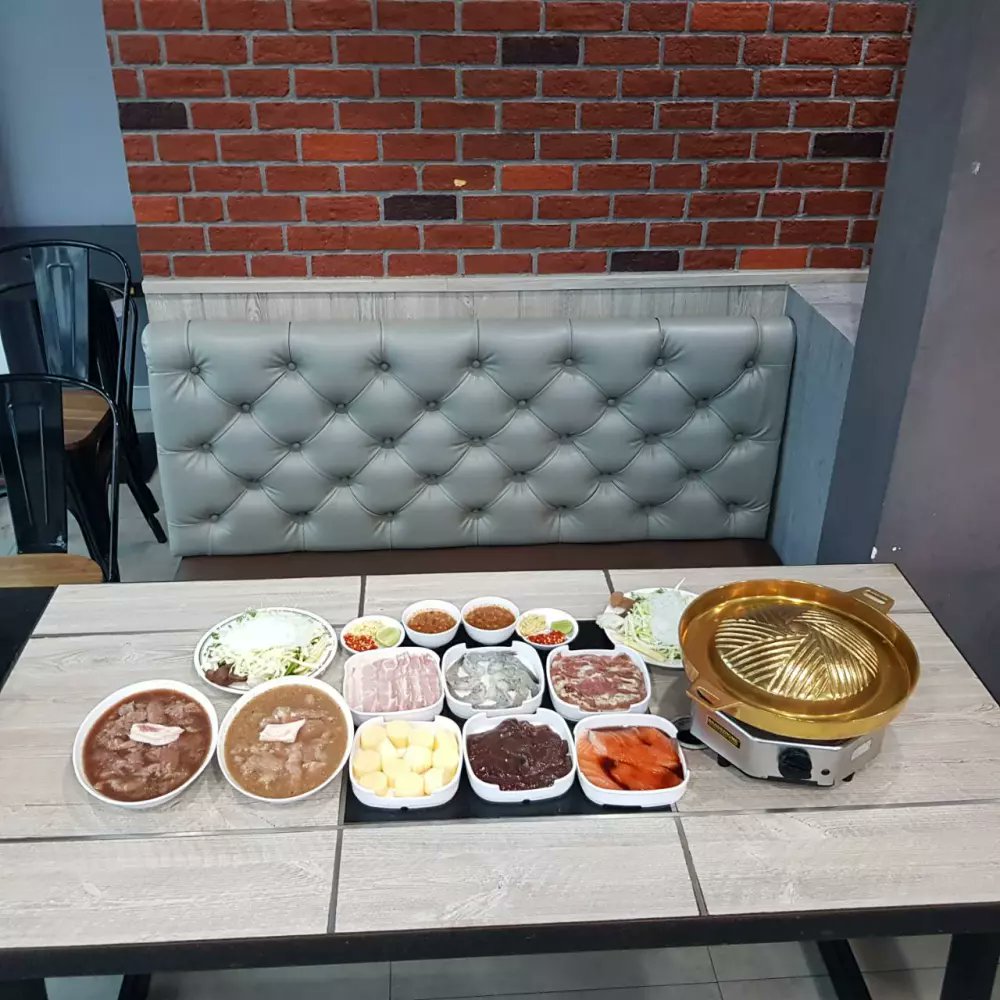 LDN327's tweet photo. แฟนคลับแห่ตามรอย "ลิซ่า" แวะกินหมูกระทะร้านดัง พร้อมส่องเมนูที่สั่ง
มีแฟนคลับและสื่อมวลชนโทรศัพท์มาสอบถามเรื่องลิซ่ามากินหมูกระทะที่ร้านเป็นจำนวนมาก จนแทบไม่ได้พักเลย
อนาคตจะนำภาพลิซ่า มาประดับโชว์ตรงมุมที่ลิซ่านั่ง เพื่อเป็นเกียรติ

#มีนาแล้วมีลิซ่าด้วย
#Lalisa #Lisa #BLACKPINK https://t.co/HyLIQratxH