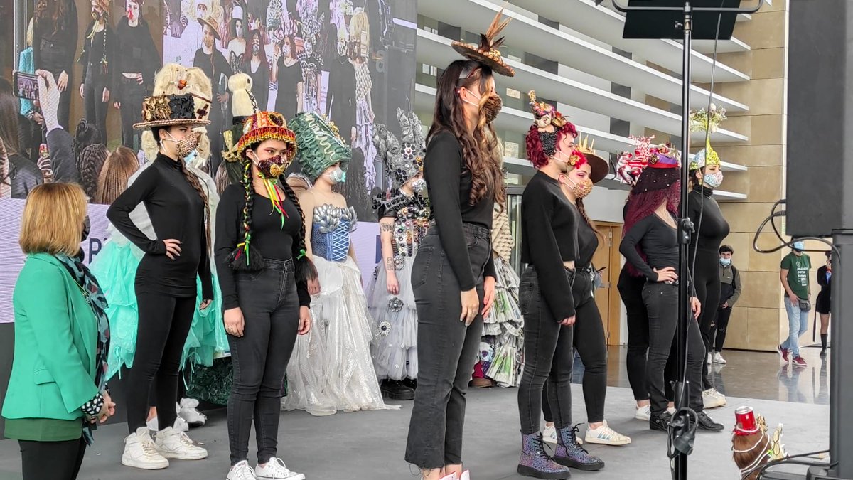 fplarioja's tweet photo. 📌En este momento se está realizando en #feriaFP una pasarela de verduras por el alumnado del CPCFP La Planilla en @Riojaforum
#fpintegrada #aprendealolargodelavida @lariojaorg https://t.co/EZIpyvEABG