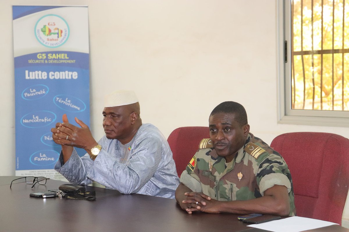 CNCG5Mali's tweet photo. Le Coordonnateur sortant du Comité national de Coordination (CNC) des actions du @G5_Sahel_SE au #Mali, M. Chérif Hamidou BA a passé le témoin à celui entrant, le Col-Mjr Ismaïla DEH. C'était le 14 mars 2022 en présence de l'ensemble du personnel du Secrétariat Technique du #CNC. https://t.co/dSDhEMiVPz