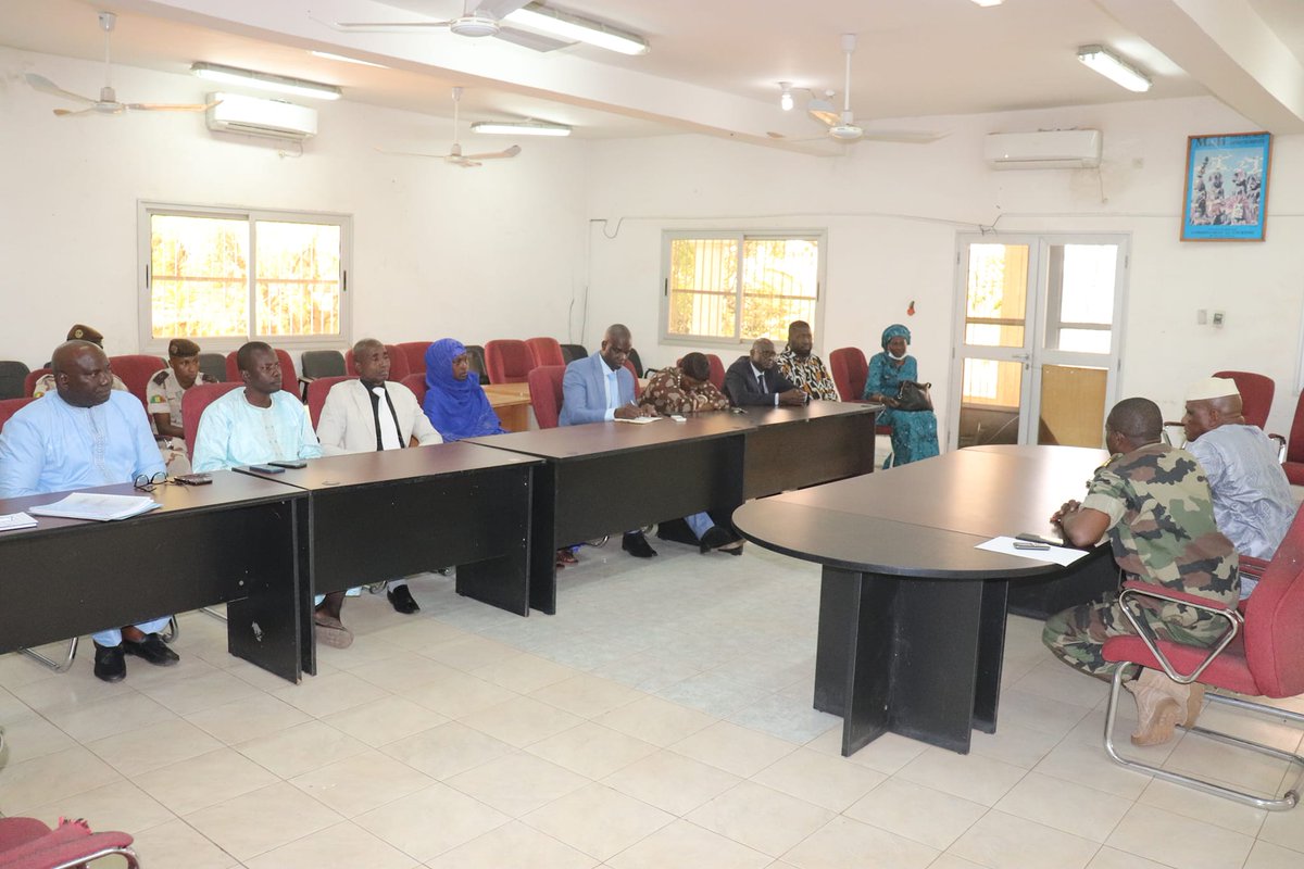 CNCG5Mali's tweet photo. Le Coordonnateur sortant du Comité national de Coordination (CNC) des actions du @G5_Sahel_SE au #Mali, M. Chérif Hamidou BA a passé le témoin à celui entrant, le Col-Mjr Ismaïla DEH. C'était le 14 mars 2022 en présence de l'ensemble du personnel du Secrétariat Technique du #CNC. https://t.co/dSDhEMiVPz
