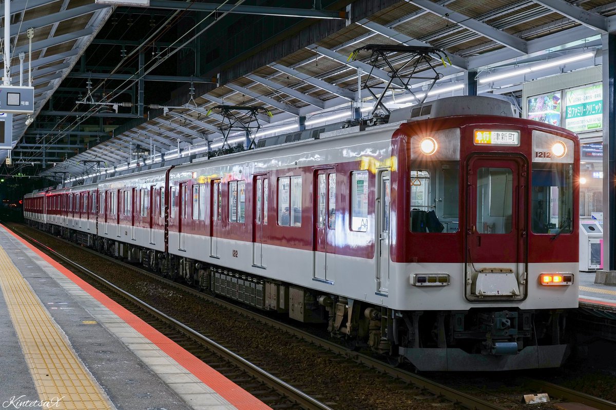 KintetsuX's tweet photo. 2022/3/21
2339 VC57＋FC93「津新町行き急行」
9313 AL20「津行き特急」
5221→2343 AX01「塩浜行き普通」
四日市6番線滞泊 XT03(CTY号RP)

フリーパスの旅、2日目の夜は四日市で終電をお見送り。本来なら津行き特急には赤幕NNが入る予定だったようですが、ALに変更されていました。 https://t.co/L7Tun7wwnu