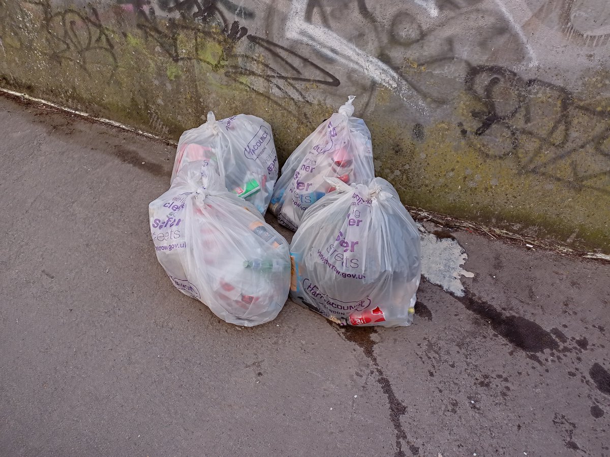 Another 4 sacks but the issue is at least 2 are from people dumping there household rubbish here rather than put it in their bin. #Wealdstone #KeepHarrowTidy #headstone #headstonenorth #litterpicking