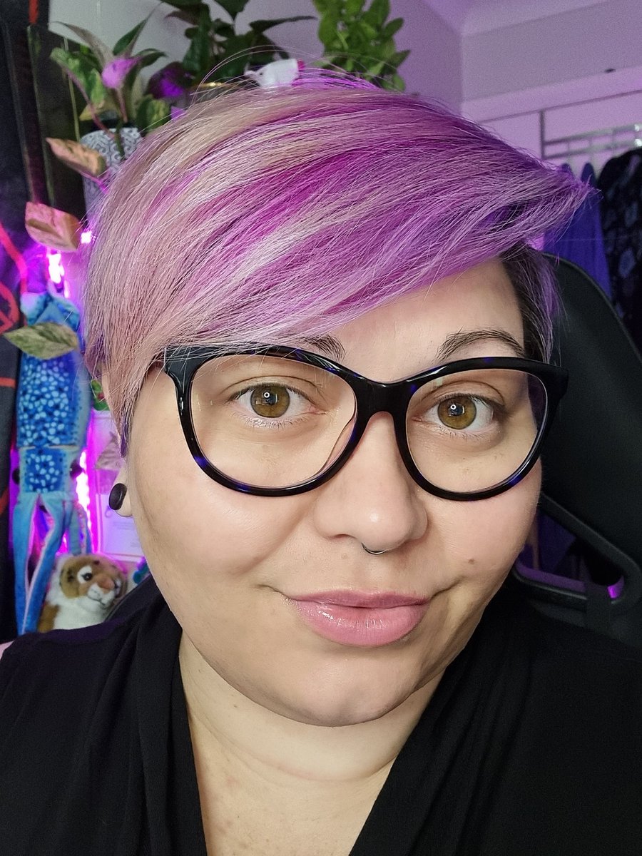 Hexanguine's tweet photo. Hi there! I'm Vivian, Communications Director &amp; Writer for #TheSacredAcorn &amp; #Lightsmith at @AFewDragons ✨️

I've been working in games for over a year now. I'm queer &amp; body positive, and love my plant babies, crocheting, tarot, and horror.

#thisiswhatagamedevlookslike https://t.co/X9Ntj6Jp3A