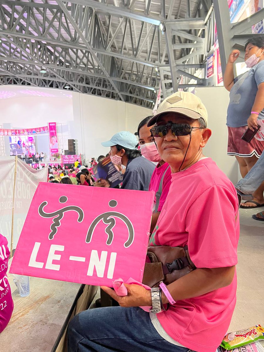 ronaldgem's tweet photo. LE-NI KI-KO

LOOK: A #LeniKiko2022 supporter holds a placard of the names of Presidential candidate Leni Robredo and her runningmate VP candidate Kiko Pangilinan spelled in baybayin. #Halalan2022

#TarlacIsPink https://t.co/AXwVotpHAK