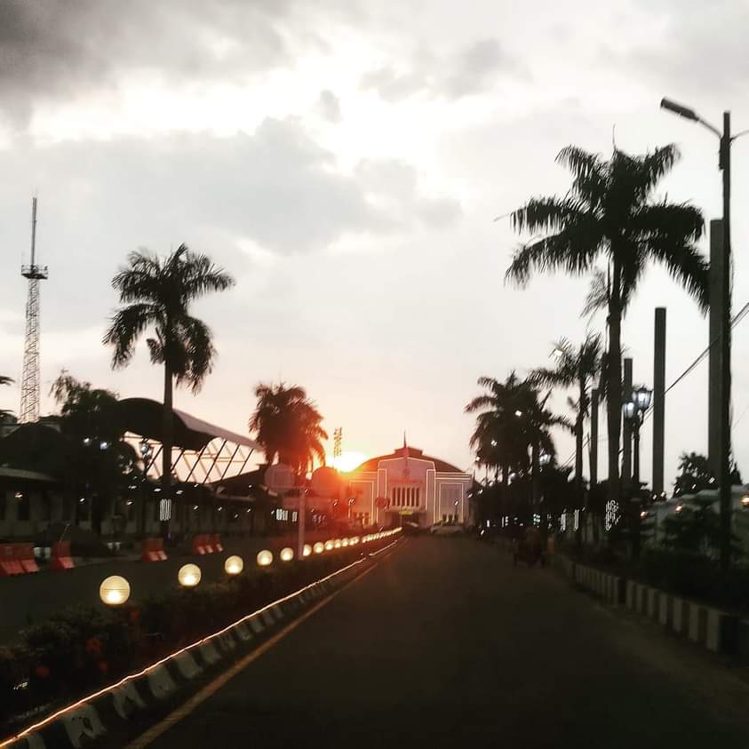 Kliks16's tweet photo. Stasoun Tugu di Senja hari https://t.co/950U9QFbL7