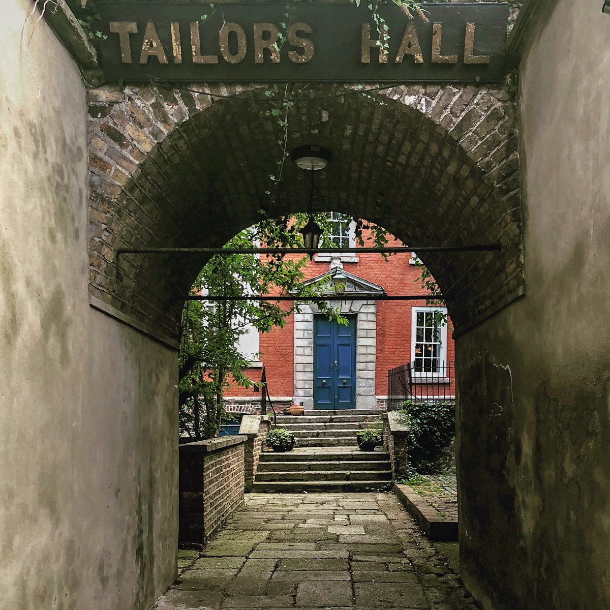An Taisce are finalising plans to develop part of the historic Tailors Hall as cafe/ restaurant. The new cafe will open up the premises to High Street and allow visitors to experience Dublin’s last surviving guildhall, which dates to 1707.