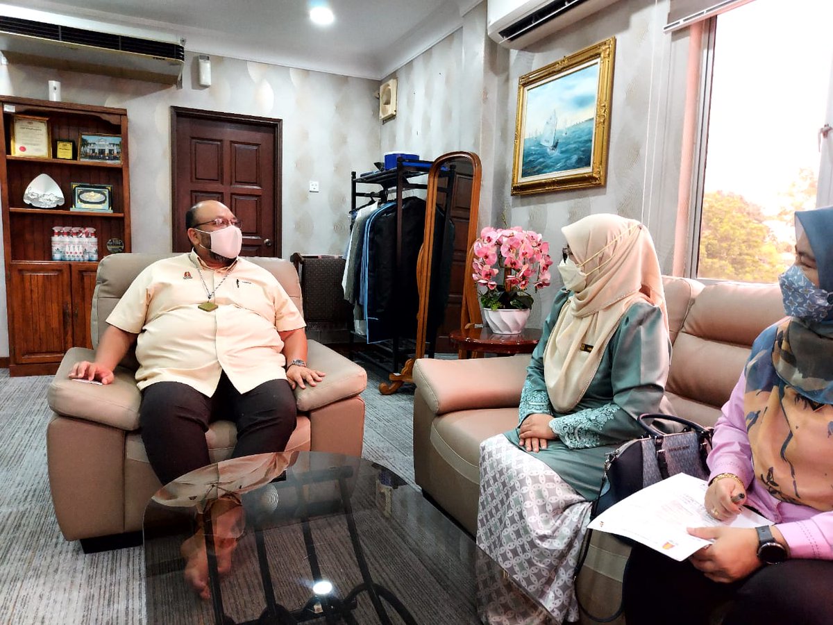 FAMASelangor's tweet photo. 23 Mac 2022 | Rabu | Majlis Perbandaran Kuala Langat

Kunjungan Hormat YBrs. Puan Aiada Binti Abdul Rashid, Pengarah FAMA Negeri Selangor ke Pejabat YBhg. Dato' Amirul Azizan Bin Dato' Sri Abd Rahim, Yang Di Pertua Majlis Perbandaran Kuala Langat. https://t.co/qHQzUVdNDQ