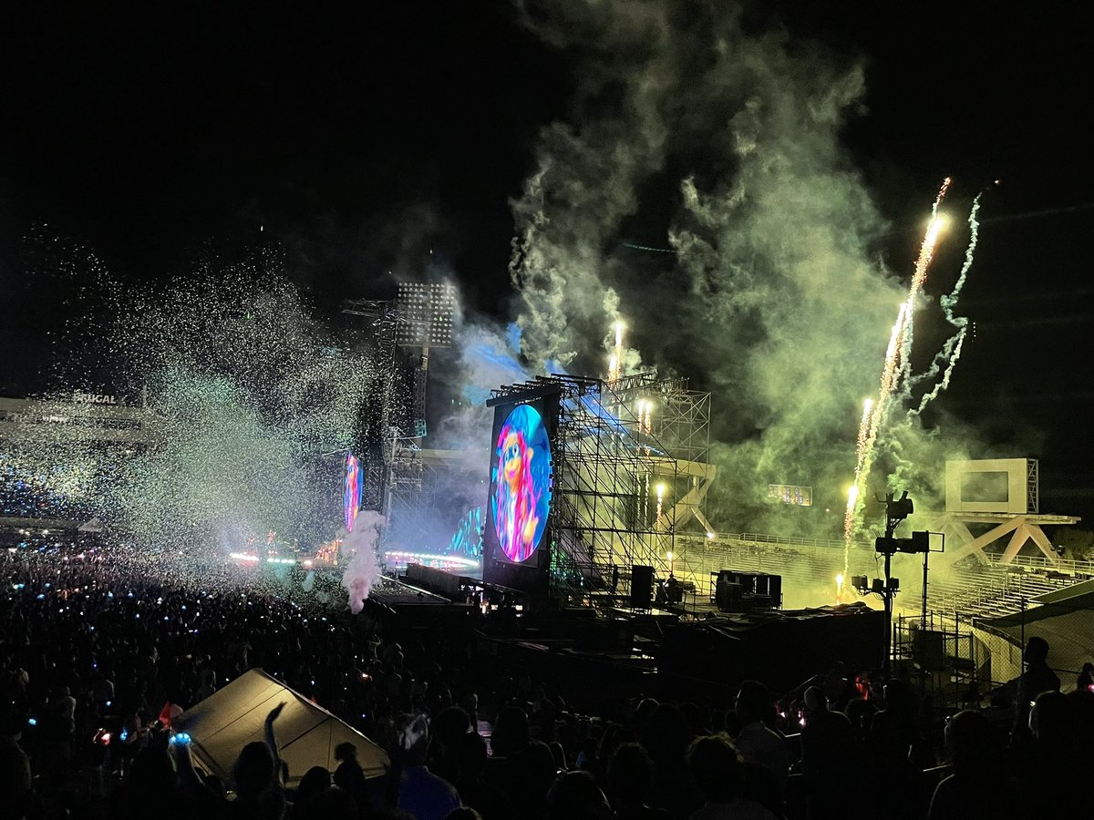 lorakarli's tweet photo. Ya ni se la cantidad de conciertos que he ido pero en cuanto al sonido de los instrumentos, visuales sin dudas este ha sido el mejor en RD. #ColdplayRD https://t.co/ntioGmJh5c