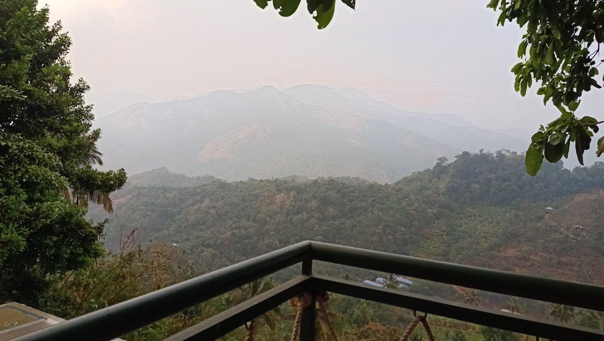 ആ മൂന്നാമത്തെ മല നിരയുടെ അപ്പുറം മേപ്പാടി ആണ് !!