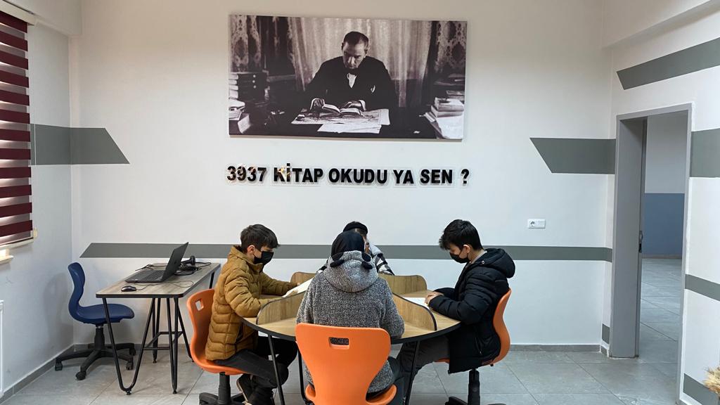 CatakOrtaokulu's tweet photo. Desteklerinizle kütüphanemizdeki kitap sayisi 800'ü aştı.Ögrencilerimizin ufkunu açacak çok değerli destekleriniz için teşekkürler @bkvorgtr @zuleyhaaldogan @cevatcevik67 @turansezgin67 https://t.co/fn9SVObMif