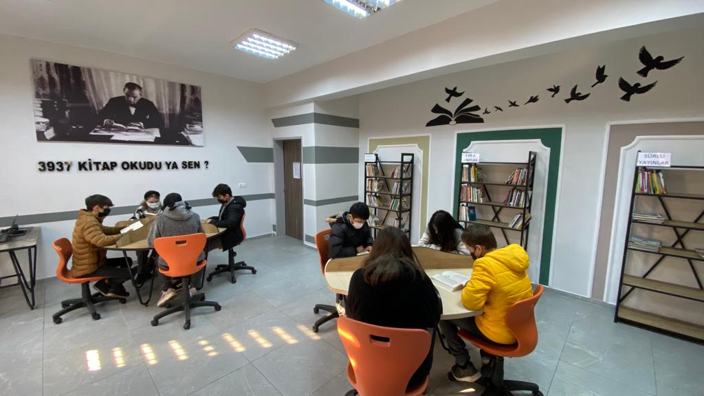 CatakOrtaokulu's tweet photo. Desteklerinizle kütüphanemizdeki kitap sayisi 800'ü aştı.Ögrencilerimizin ufkunu açacak çok değerli destekleriniz için teşekkürler @bkvorgtr @zuleyhaaldogan @cevatcevik67 @turansezgin67 https://t.co/fn9SVObMif