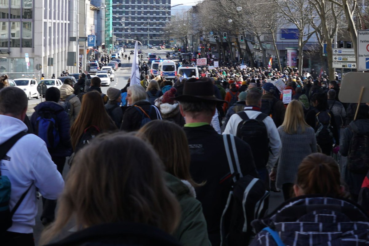 derliebeMichi's tweet photo. Vor zwei Jahren war für mich mit #ks2003 rückblickend eine der schönsten Demos, auf der ich jemals war.
Ich habe dort @Klausi2H und @moppedjoe das erste Mal persönlich kennengelernt. ☺️
Wer hätte damals gedacht, dass DIE die Pandemie so lange am Leben erhalten.
#HeinerULTRAS 🤍 https://t.co/k7mPj9LUph