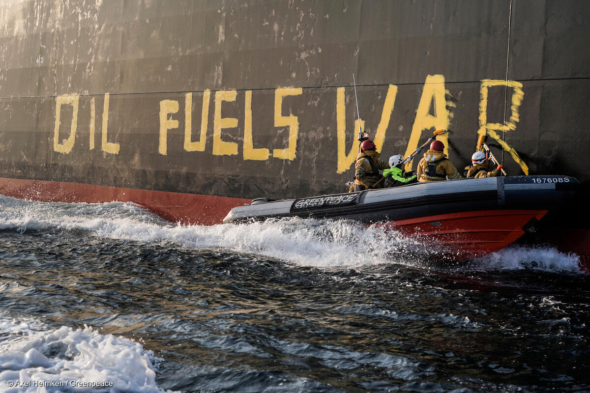 greenpeace_de's tweet photo. ++JETZT++ Greenpeace-Aktivist:innen protestieren an Tanker Stamos in der Ostsee gegen Ölimporte aus Russland und fordern: Kein Geld für Putins Kriegskasse! #StopFuellingWar #PeaceNotOil https://t.co/HKrFEKVMc3