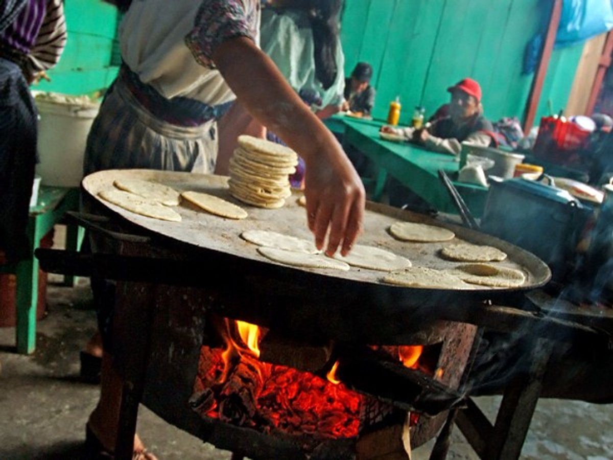 Ccv43Mam's tweet photo. un poco de la gastronomía mam🌽
La alimentación del pueblo Mame se basa principalmente en los recursos que cultivan Siendo la base de sus platillos típicos el maíz. Así, podemos mencionar las tortillas, los tamales, el mole rojo y verde y el atole de maíz cocido. https://t.co/VoQJQixbk1