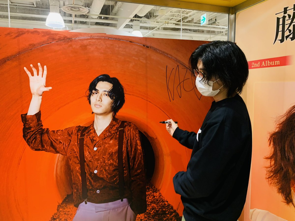 特大アーティストパネルに #藤井風 さんの直筆サインが😭😭😭#破格の天才