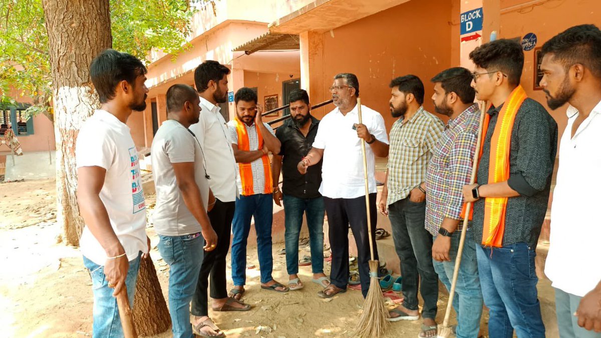 Gavinollaharish's tweet photo. @BJYM  శాఖ పిలిపు మేరకు 
#షాహిద్_దివస్  సందర్బంగా బోడుప్పల్  ప్రభుత్వ పాఠశాలలో స్వచ్ఛభారత్ కార్యక్రమంలో పాల్గొనడం జరిగింది
@BJP4Telangana @Bhanu_BJYM @BJYMinTS @bandisanjay_bjp @Tejasvi_Surya https://t.co/lE864yMBfH