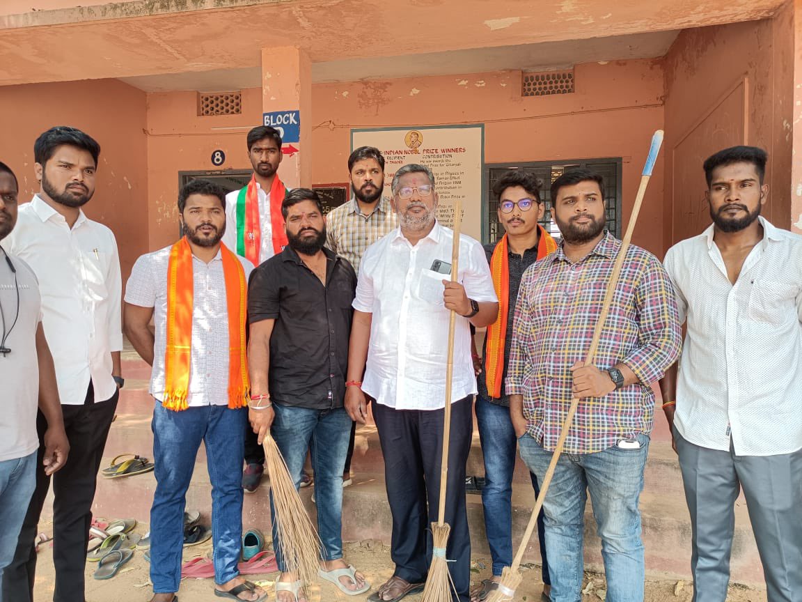 Gavinollaharish's tweet photo. @BJYM  శాఖ పిలిపు మేరకు 
#షాహిద్_దివస్  సందర్బంగా బోడుప్పల్  ప్రభుత్వ పాఠశాలలో స్వచ్ఛభారత్ కార్యక్రమంలో పాల్గొనడం జరిగింది
@BJP4Telangana @Bhanu_BJYM @BJYMinTS @bandisanjay_bjp @Tejasvi_Surya https://t.co/lE864yMBfH
