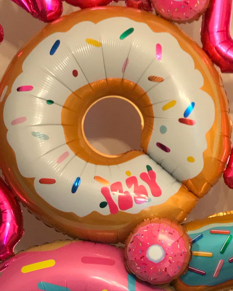 VeryParties's tweet photo. I love being challenged with new designs and this is one of my favourites for Izzy’s 7th Birthday 🍩 #donutgrowup #donutgrowupballoons #birthdayballoons #personalisedballoons https://t.co/VvkwK6D7OR