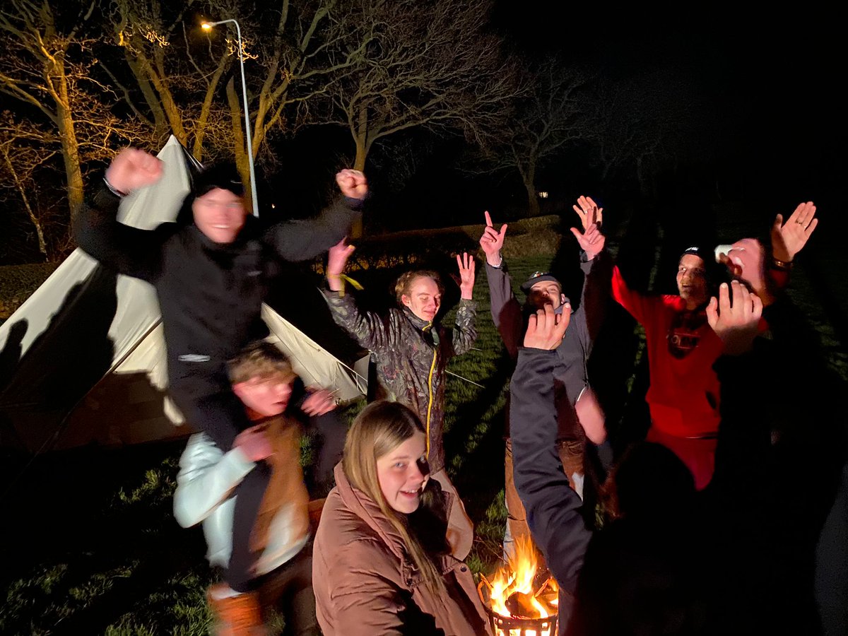 Het was een koude nacht. Jongeren van <a href="/hetstationnetje/">'t Stationnetje</a> sliepen voor de actie #bedvoorbed in de buitenlucht om geld in te zamelen voo Stichting Vluchteling