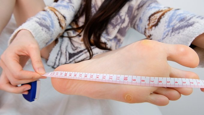 色んな人に足のサイズを聞かれるので測ってみました💡 、、、だいぶ適当ですが😂  #足フェチ #足裏 #foot #feet #sole #footfetish https://t.co/KApr5of<a href="/tag/%E8%B6%B3%E3%83%95%E3%82%A7%E3%83%81"class="tags">#足フェチ</a><a href="/tag/footfetish"class="tags"><span>#footfetish</span></a><a href="/tag/feet"class="tags"><span>#feet</span></a><a href="/tag/foot"class="tags"><span>#foot</span></a><a href="/tag/sole"class="tags"><span>#sole</span></a><a href="/tag/%E8%B6%B3%E8%A3%8F"class="tags"><span>#足裏</span></a>