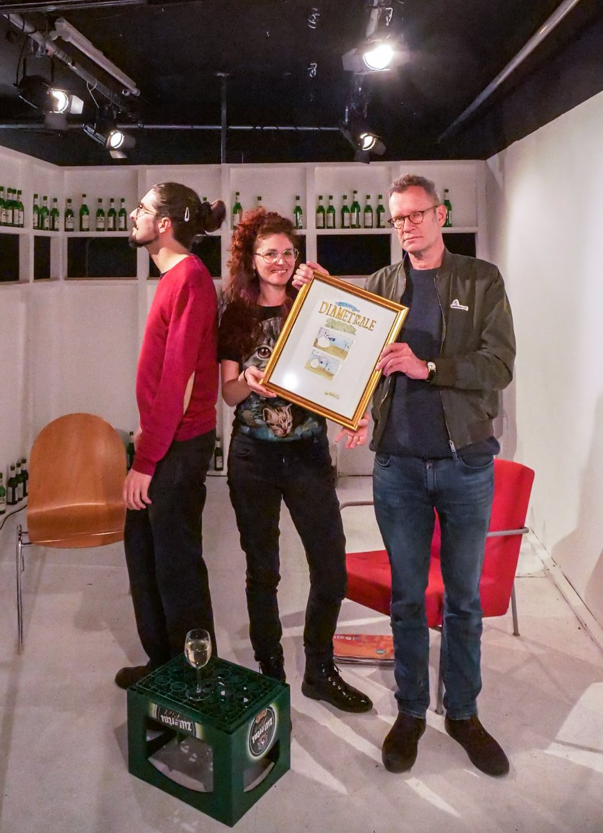 _diametrale's tweet photo. Übergabe DIAMETRALE-Filmpreis 2022 – gestaltet von Bachmannpreisträger Tex Rubinowitz.
(v.r.n.l) Tex Rubinowitz erschöpft von schwerer Kunstarbeit; Judith Salner sichtlich sehr erfreut; Marco Friedrich Trenkwalder versteht die Anweisung der Fotografin falsch.
#diametrale https://t.co/FbMWSJtoje