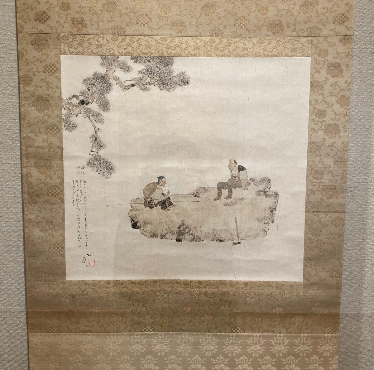 【山水百景展より⑧】
小杉放菴《漁樵問答》1950-60年代
「自由」の象徴として、中国絵画や古典に登場した漁師と木こり。中国古典の造詣が深い放菴にとって、身近なモチーフでした。楽しげに語り合う年老いた漁師と木こりは、戦後に東京を離れ、妙高高原で暮らした放菴の姿と重なり合います。