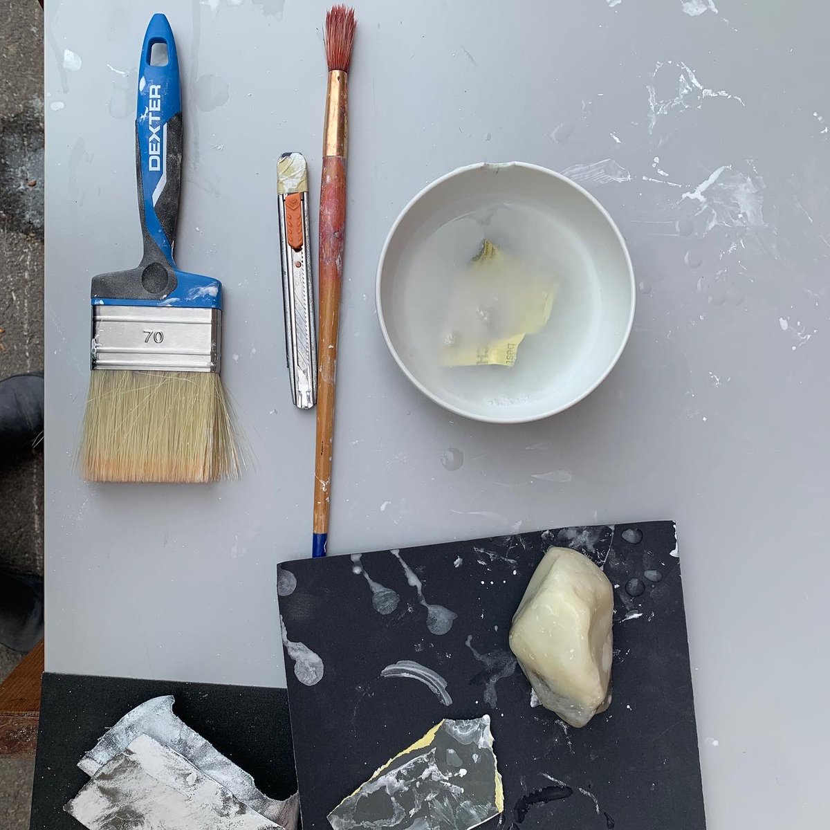 antoninoycinia's tweet image. Un poco de talco de la mina de #PuebladeLillo viajó con Fernanda Fragateiro camino de su estudio en #Lisboa. El material decanta ahora sus propiedades en el estudio.

#MaterialsLab #FragateiroFCAYC