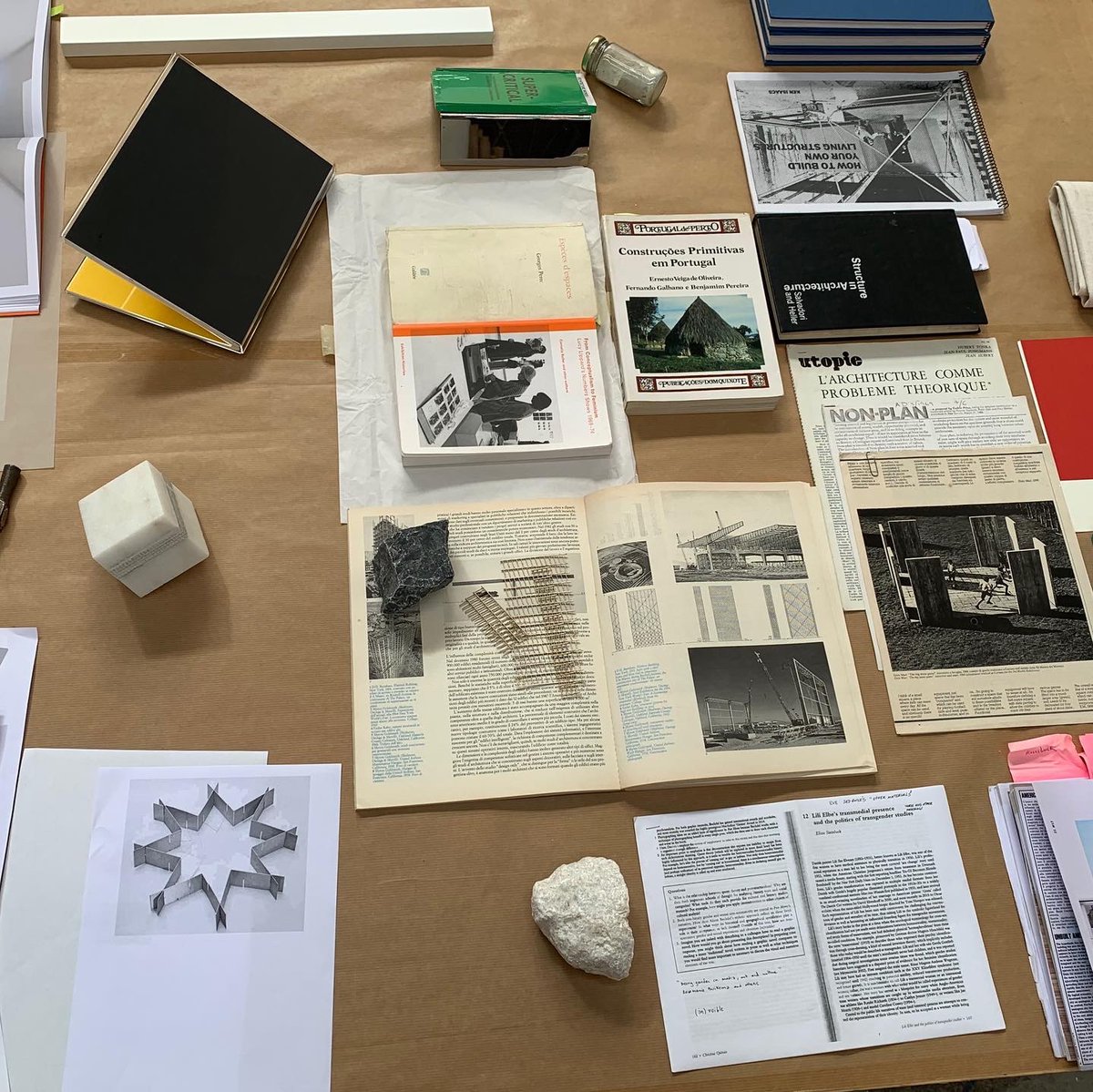 antoninoycinia's tweet image. Un poco de talco de la mina de #PuebladeLillo viajó con Fernanda Fragateiro camino de su estudio en #Lisboa. El material decanta ahora sus propiedades en el estudio.

#MaterialsLab #FragateiroFCAYC