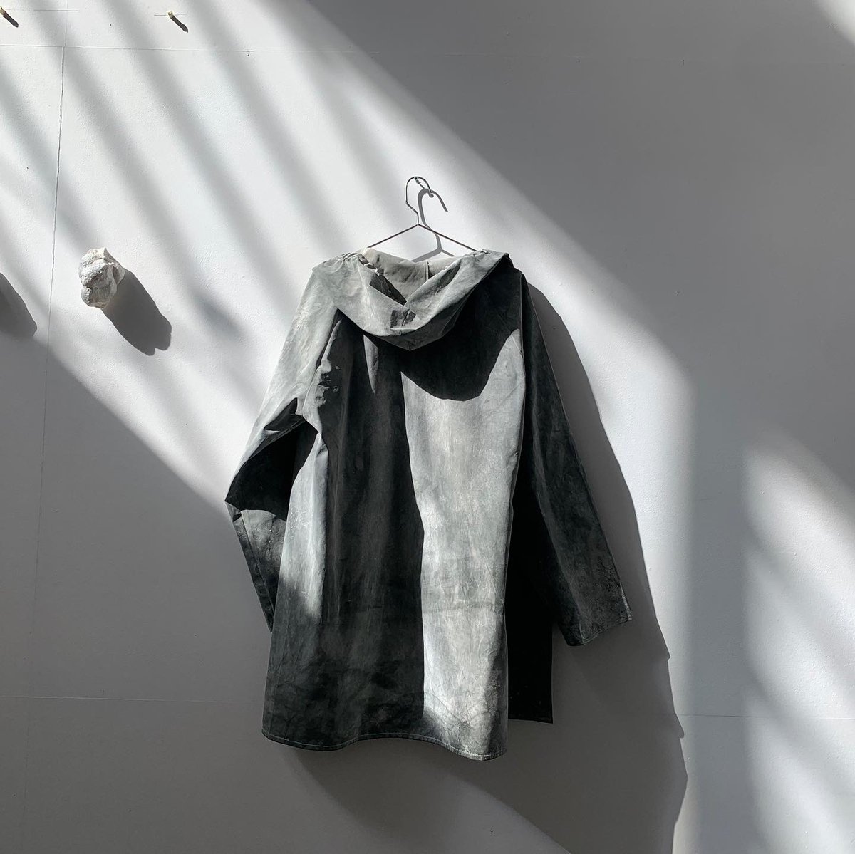 antoninoycinia's tweet image. Un poco de talco de la mina de #PuebladeLillo viajó con Fernanda Fragateiro camino de su estudio en #Lisboa. El material decanta ahora sus propiedades en el estudio.

#MaterialsLab #FragateiroFCAYC