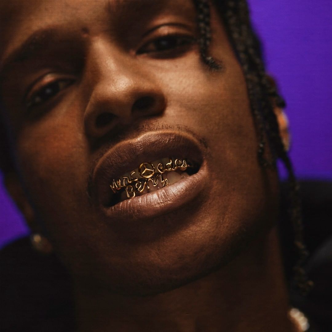 MercedesBenzME's tweet photo. نجمة تتألق بكل تميز. ألقِ نظرة على مجموعة @asvpxrocky المميزة المستوحاة من التسعينيات والتي تسلّط الضوء على التصميم المبدع لمرسيدس-بنز الفئة S (W140).

#MercedesBenz #ASAPRocky #MBxASAPRocky #Awgenization #SClass @awge https://t.co/vRnrCaokJZ