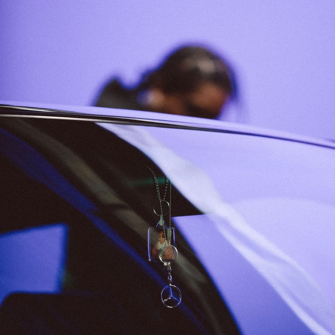 MercedesBenzME's tweet photo. نجمة تتألق بكل تميز. ألقِ نظرة على مجموعة @asvpxrocky المميزة المستوحاة من التسعينيات والتي تسلّط الضوء على التصميم المبدع لمرسيدس-بنز الفئة S (W140).

#MercedesBenz #ASAPRocky #MBxASAPRocky #Awgenization #SClass @awge https://t.co/vRnrCaokJZ