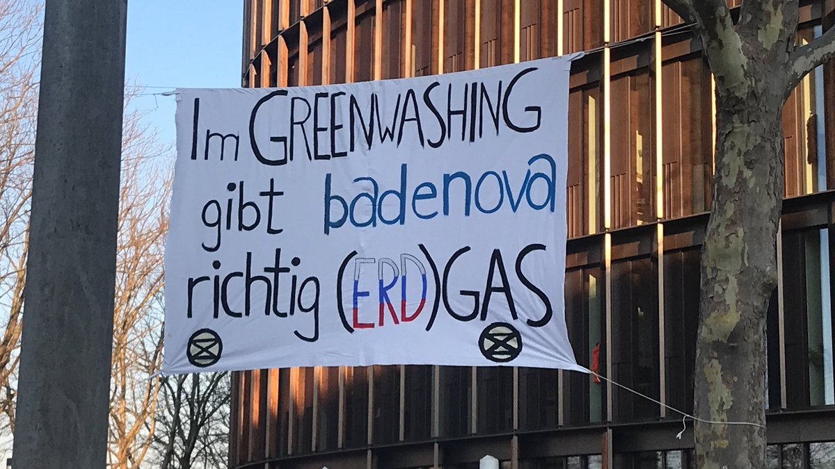 🔥
Badenova gibt im Greenwashing richtig (Erd-)Gas!
Erdgas befeuert die Klimakrise und den Krieg.
Kommt heute alle um 16 Uhr vor die Badenova Zentrale Tullastr 61!
NEIN zu Greenwashing!
Ja zu aktivem Erdgasausstieg  Ausbau der Erneuerbaren Energien🌞
Gewaltfrei für den Frieden!🌍