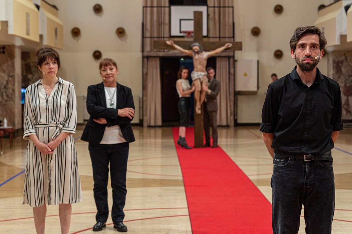 MladinskoTheatr's tweet photo. 🎗️Iskrene čestitke Vitu Weisu, letošnjemu dobitniku nagrade #ZDUS za izjemne igralske stvaritve v zadnjih dveh letih.  🎭https://t.co/46jhyGVmdP

#gejm #vročina #slabadružba #hlapci #pojedinapritrimalhionu #vitoweis https://t.co/onZsWNhuiu