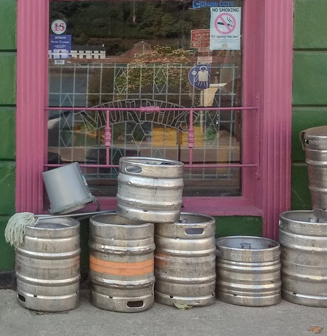 randompubbot's tweet image. The Ferry Arms; Ferry Point, The Dockyard, Co. Cork, Ireland google.com/maps/place/?q=…