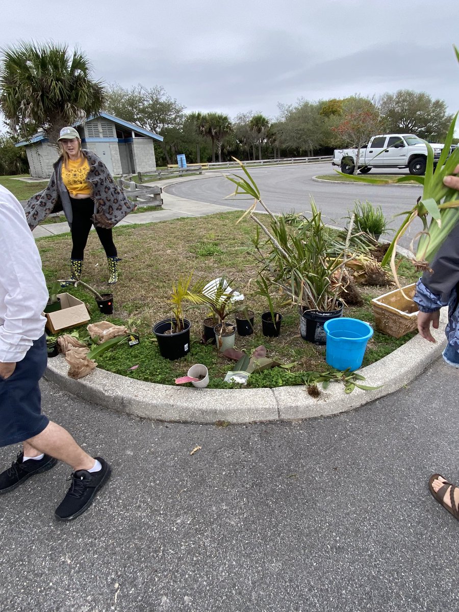 gardengirls_us's tweet photo. We host #plantswaps! Where you show up, bring a plant, cutting, pot, anything garden related, and you put it in a pile; then everyone picks what they want. The plant swaps have been wildly successful! Looking forward to hosting more. Look for our next one ☝️ @AceHardware https://t.co/3qsQDGixi3