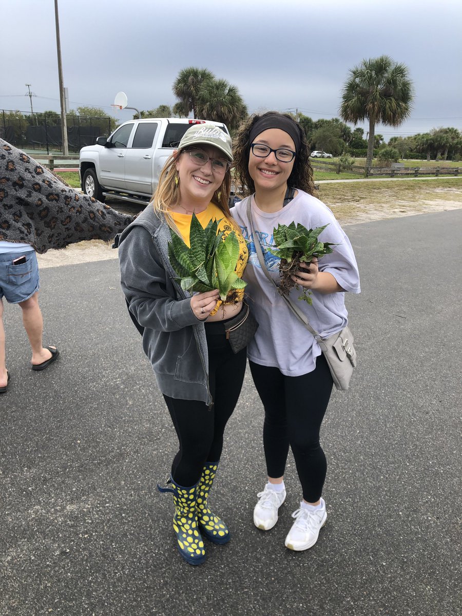 gardengirls_us's tweet photo. We host #plantswaps! Where you show up, bring a plant, cutting, pot, anything garden related, and you put it in a pile; then everyone picks what they want. The plant swaps have been wildly successful! Looking forward to hosting more. Look for our next one ☝️ @AceHardware https://t.co/3qsQDGixi3
