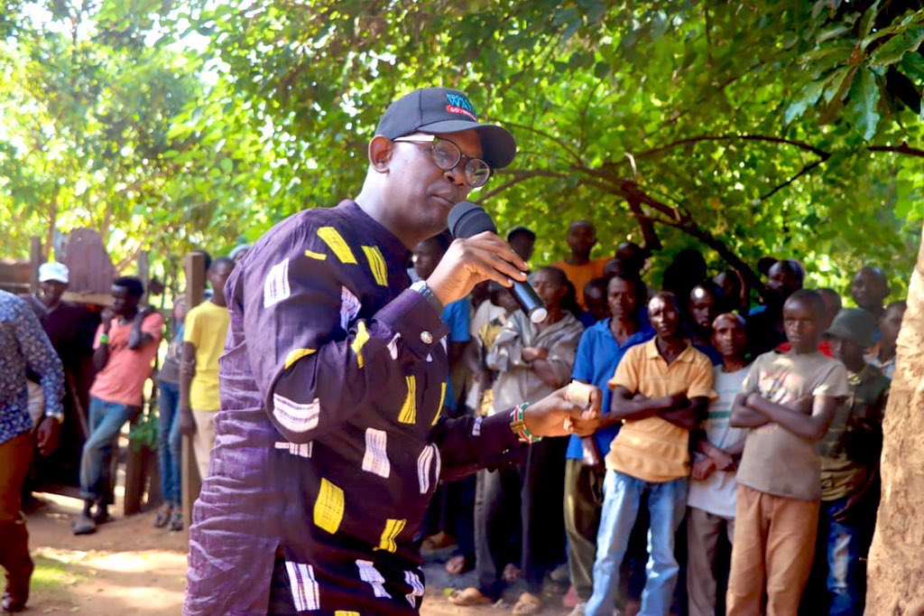 UzalendoNews_KE's tweet photo. On Tuesday, Waita met with his uncles and the leadership of his clan at his Machakos home for blessing and guidance.
He spend the night in Machakos and hosted several leaders for breakfast at home.
#WaitaBombshell https://t.co/UcRAjFXXgR