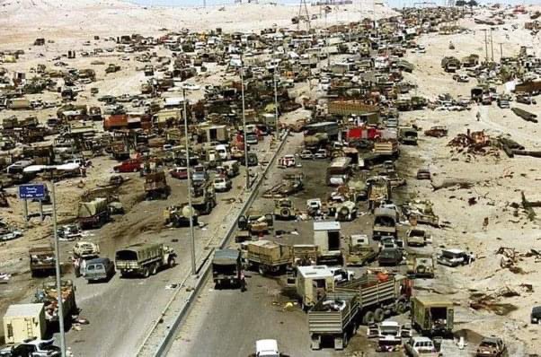 RamAbdu's tweet photo. مجزرة طريق الموت في 27 فبراير 1991، بعد أن أمر صدام حسين جنوده بالانسحاب من "الكويت" خضوعاً لقرار الأمم المتحدة رقم 660.
أمر بعدها "بوش الأب" بقصف المركبات العراقية حين عودتها عند الطريق ٨٠، بلغ عدد المركبات أكثر من 1400 آلية وقتل أكثر من 10 آلاف جندي عراقي بجانب مئات المدنيين. https://t.co/5dnErya3Wn