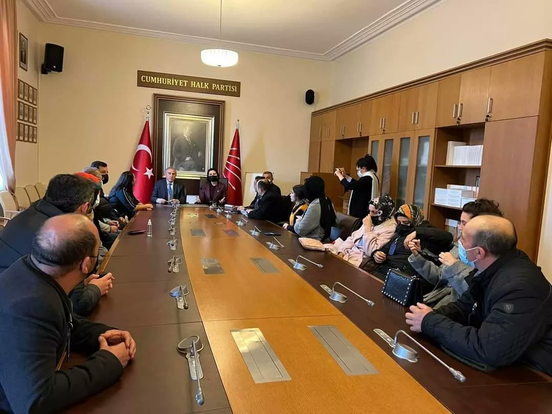 lalekarabiyik's tweet photo. TBMM’de ziyaretimize gelen Ücretli Öğretmenler Platformu ile emek sömürüsü olan bu uygulamanın sonlandırılması gerektiğini konuştuk. Ücretli ve sözleşmeli öğretmenlik uygulamasına derhal son verilmeli, geleceğimizi yetiştiren öğretmenlerimiz kadrolu bir şekilde atanmalıdır! https://t.co/luFMYt4Ouk