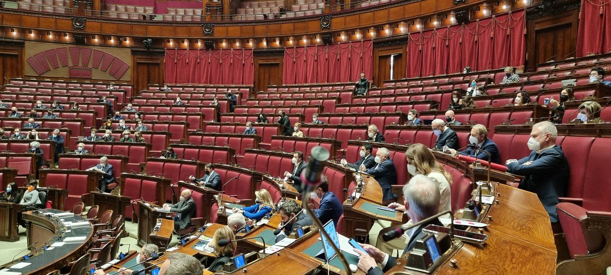 ClaudioBorghi's tweet photo. Non so se vuol dire qualcosa ma M5S assente in aula per le comunicazioni di Draghi. https://t.co/qyLb9kSml1