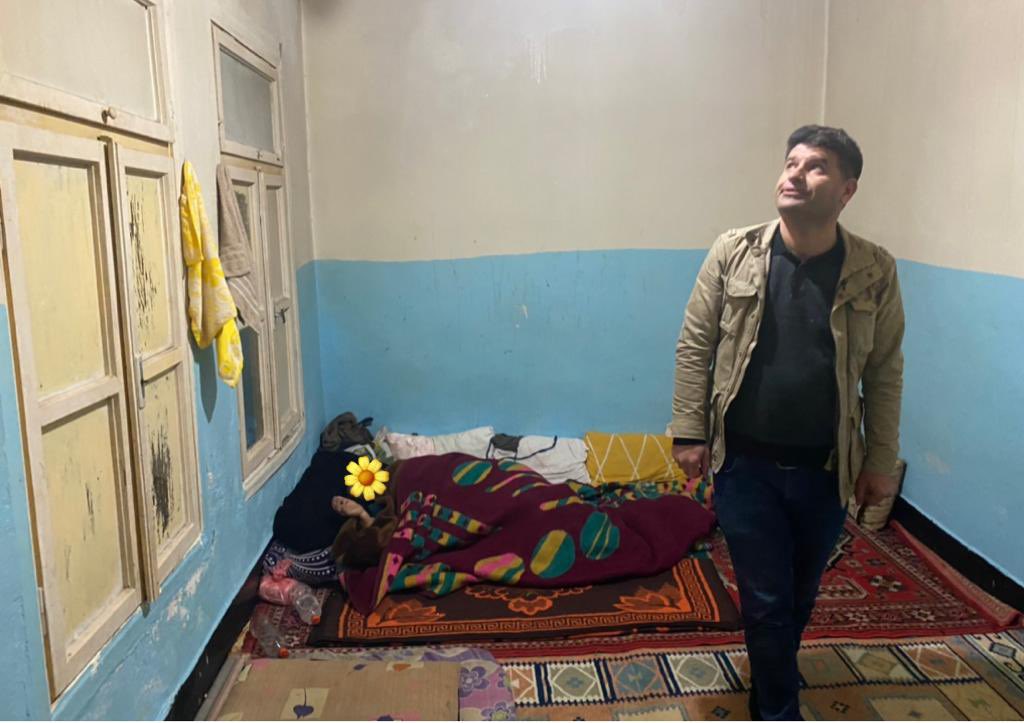 70 yaşındaki Sultan ananın gözleri 3 yıldır görmüyor.

Şeker ve tansiyon hastası. Eşi hasta ve yaşlı.

Buzdolabı ve çamaşır makinaları yok, sobaları yok. Evleri damlıyor

Annenin tekerlekli sandalyeye ihtiyacı var. 

Destek olmak isteyen lütfen bize ÖZEL’den ulaşsın.

#Dayanışma