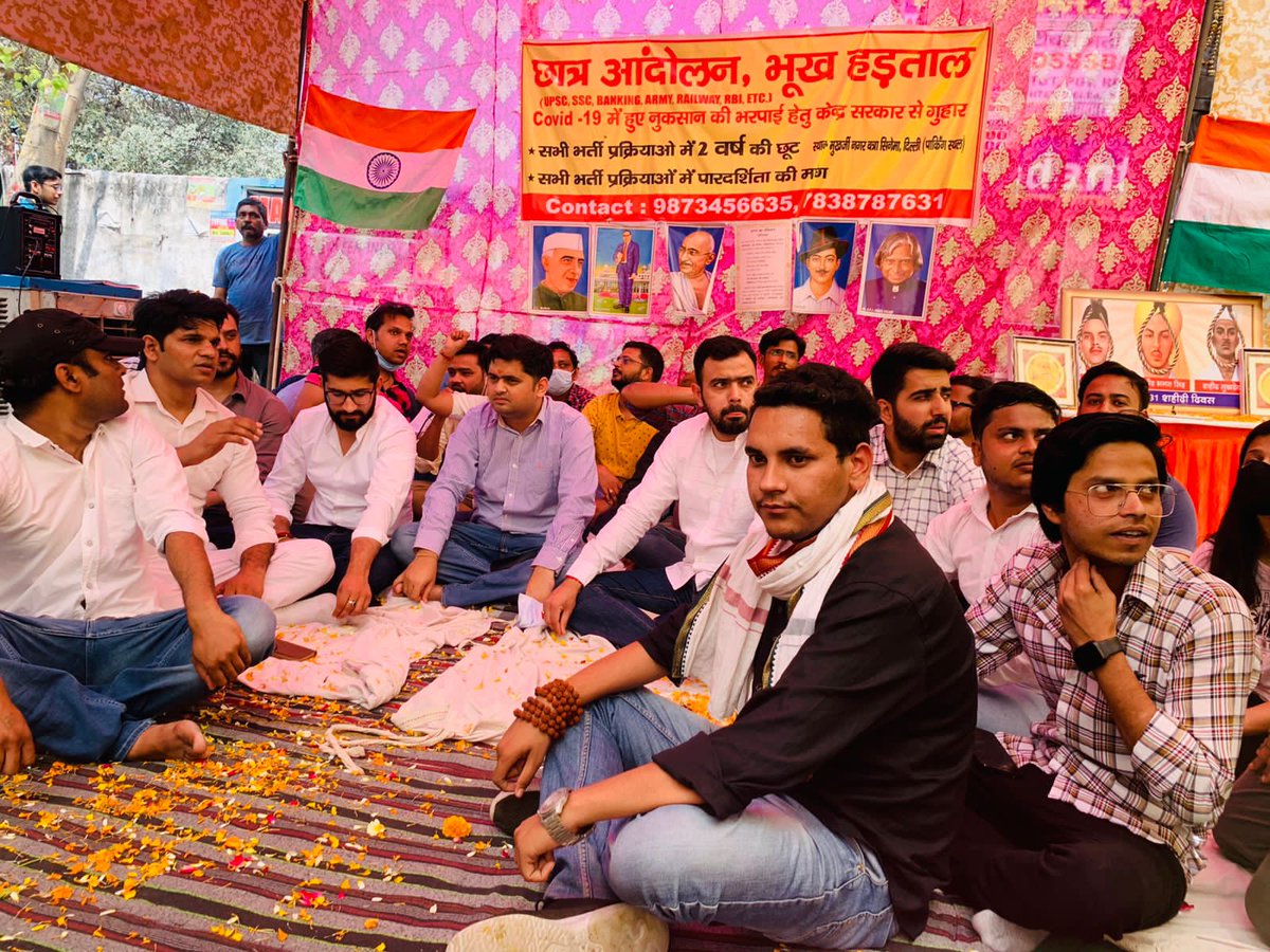 Neerajkundan's tweet image. कई दिनों से अनशन पर बैठे विभिन्न भर्तियों के छात्रों के बीच पहुंचकर उन्हें सम्बोधित किया। #ExtraAttemptForAll के हक की लड़ाई में शुरुआत से NSUI छात्रों के साथ मजबूती से खड़ी है। UPSC, JEE, railway, Army, SSC व IBPS की सभी परीक्षाओं में छात्रों को उम्र सीमा में छूट दी जानी चाहिए।