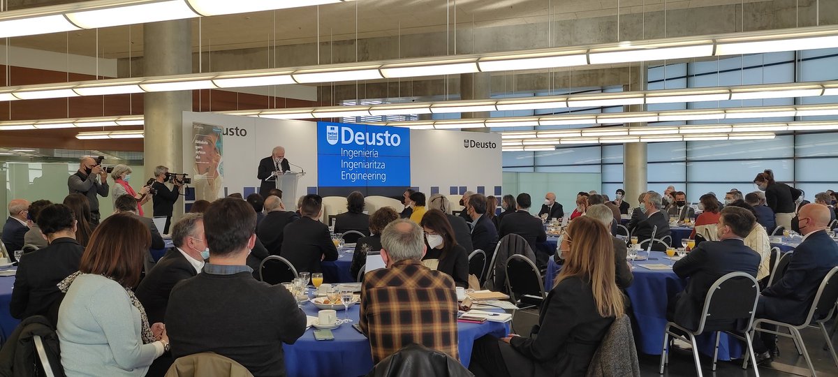 IngDeusto's tweet photo. Comenzamos el #DesayunoDeustoIngeniería con unas palabras del Rector de @deusto, Jose María Guibert 👏🏼 https://t.co/AygQMifSIl