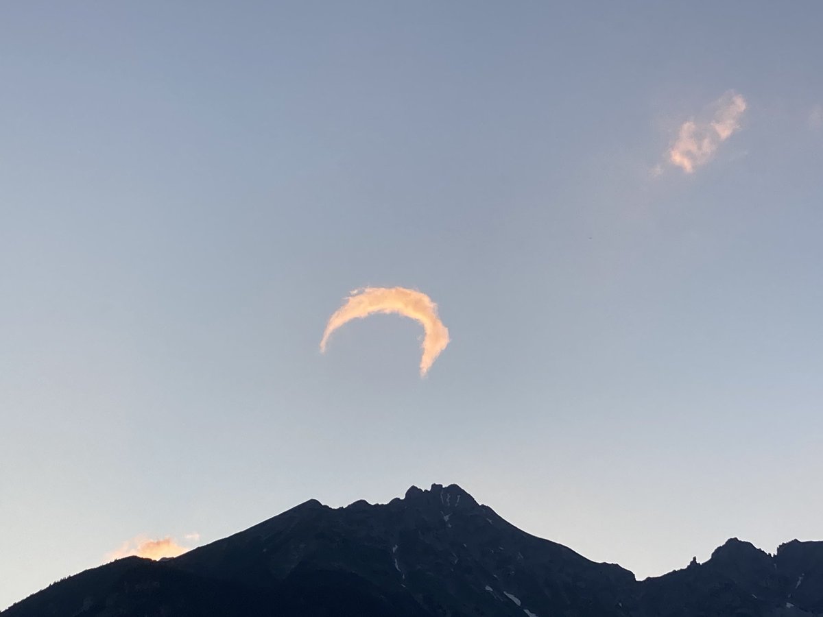 brigitta_goger's tweet photo. Happy #WordMetDay …. No interesting clouds over Innsbruck today ☀️, but here‘s a pic of a rare „horseshoe cloud“ over Brandjochspitze peak I took some years ago. https://t.co/8lHD1CUEt0